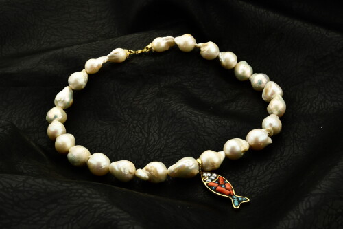 Ahsen Naturel Beyaz Barok İnci Kolye Kırmızı Yakutlu Mix Color Balıklı Safirli Model -9902 - 